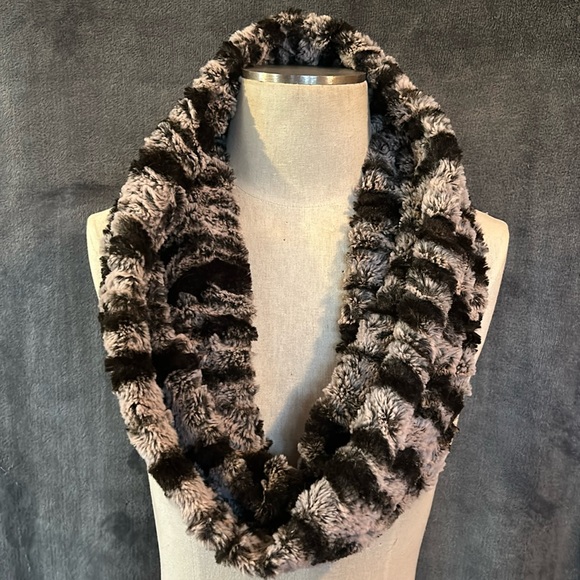 Black/Gray Animal Print Faux Fur Infinity Style🧣Scarf - Picture 4 of 7